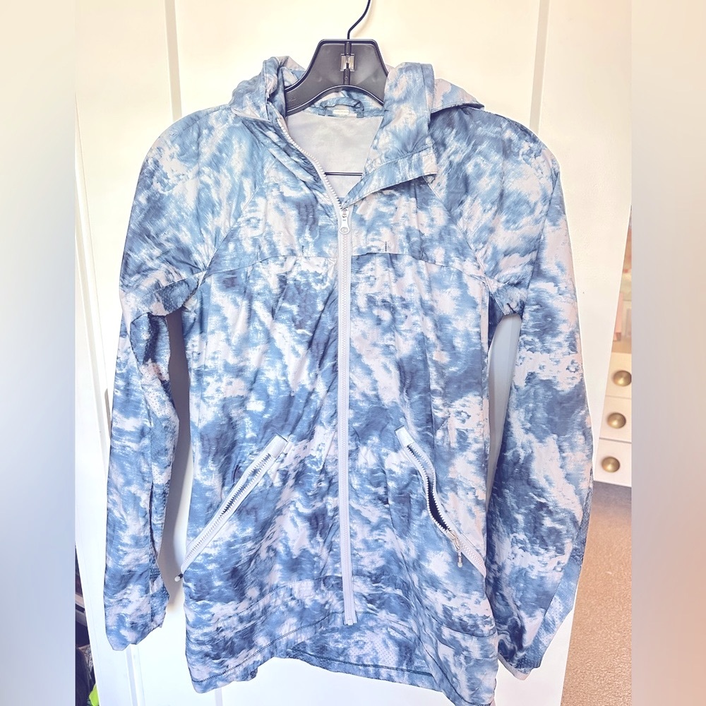 Lululemon Pack it Up, Pack it In blue & white tie-dye windbreaker size S
